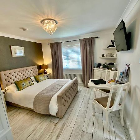 The Knightwood Oak A Luxury King Size En-Suite Space - Lymington New Forest With Totally Private Entrance - Key Box Entry - Free Parking & Private Outdoor Seating Area - Town ,Shops , Pubs & Solent Way Walking Distance & Complimentary Breakfast Items Bagian luar foto