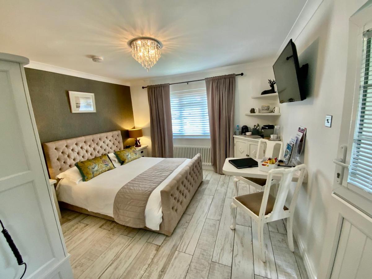 The Knightwood Oak A Luxury King Size En-Suite Space - Lymington New Forest With Totally Private Entrance - Key Box Entry - Free Parking & Private Outdoor Seating Area - Town ,Shops , Pubs & Solent Way Walking Distance & Complimentary Breakfast Items Bagian luar foto