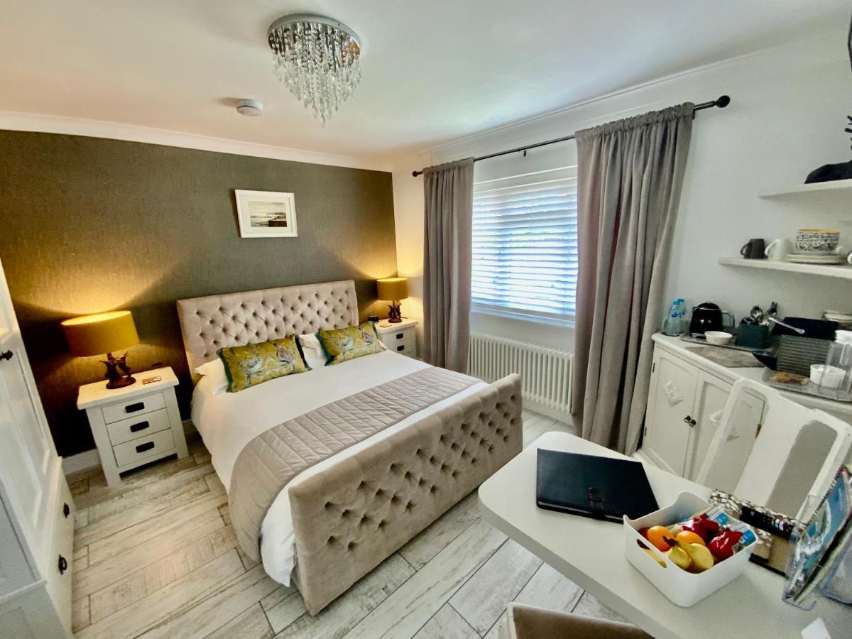The Knightwood Oak A Luxury King Size En-Suite Space - Lymington New Forest With Totally Private Entrance - Key Box Entry - Free Parking & Private Outdoor Seating Area - Town ,Shops , Pubs & Solent Way Walking Distance & Complimentary Breakfast Items Bagian luar foto