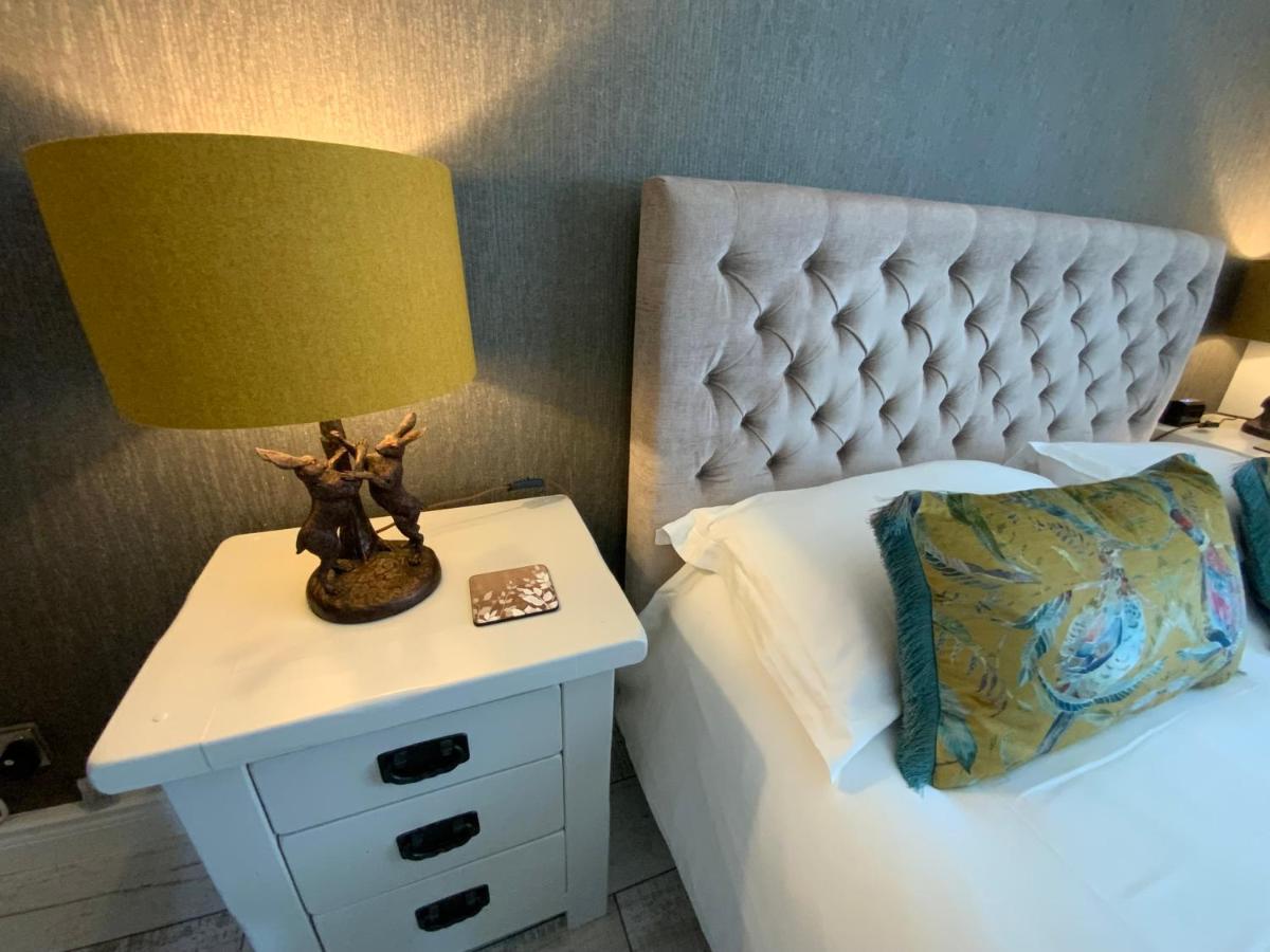 The Knightwood Oak A Luxury King Size En-Suite Space - Lymington New Forest With Totally Private Entrance - Key Box Entry - Free Parking & Private Outdoor Seating Area - Town ,Shops , Pubs & Solent Way Walking Distance & Complimentary Breakfast Items Bagian luar foto