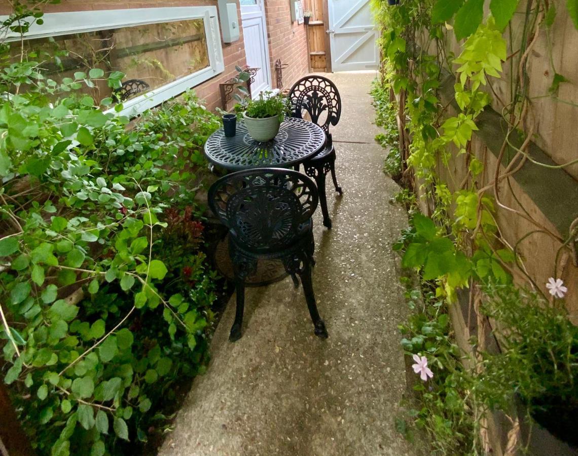 The Knightwood Oak A Luxury King Size En-Suite Space - Lymington New Forest With Totally Private Entrance - Key Box Entry - Free Parking & Private Outdoor Seating Area - Town ,Shops , Pubs & Solent Way Walking Distance & Complimentary Breakfast Items Bagian luar foto