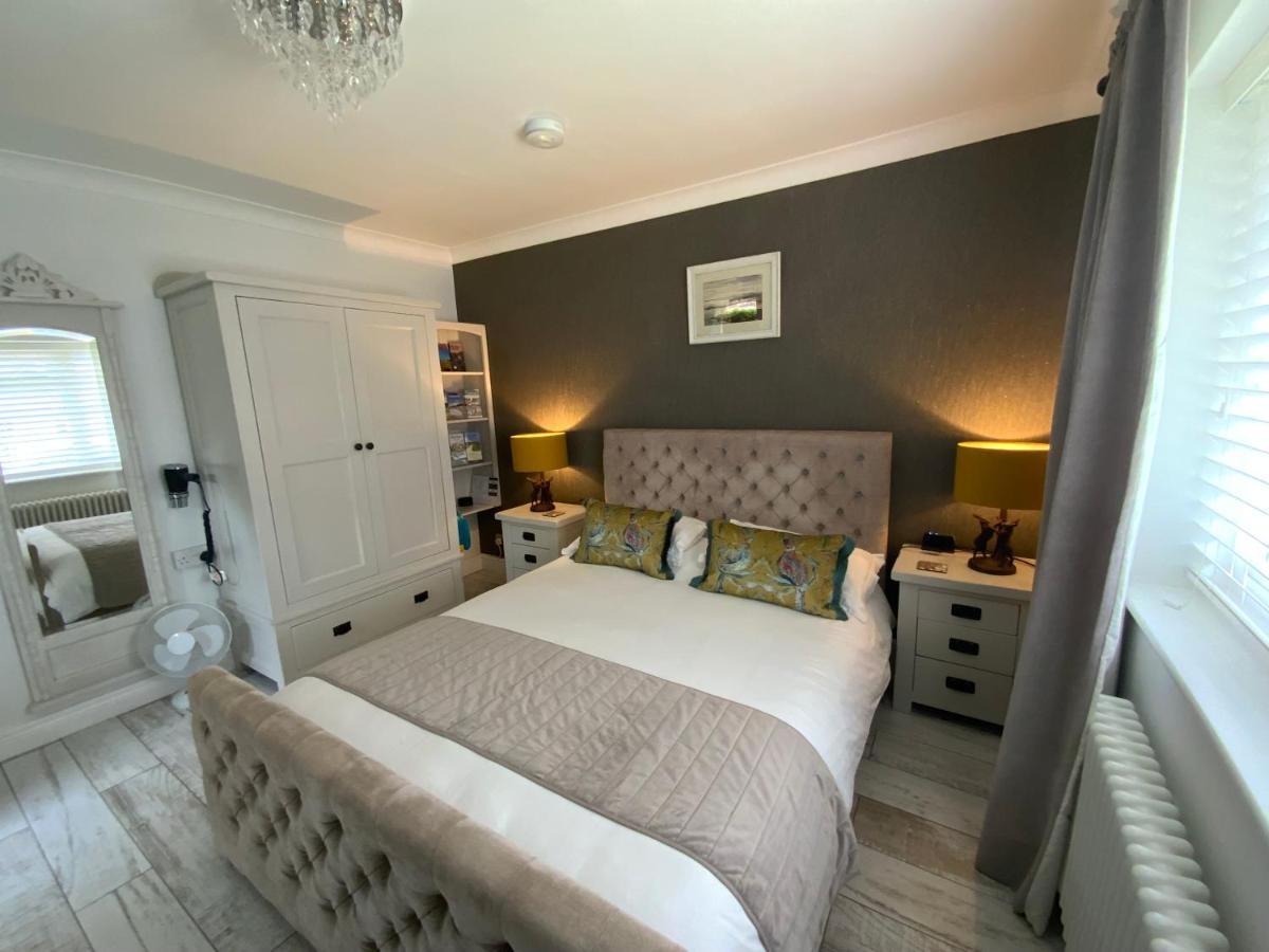 The Knightwood Oak A Luxury King Size En-Suite Space - Lymington New Forest With Totally Private Entrance - Key Box Entry - Free Parking & Private Outdoor Seating Area - Town ,Shops , Pubs & Solent Way Walking Distance & Complimentary Breakfast Items Bagian luar foto