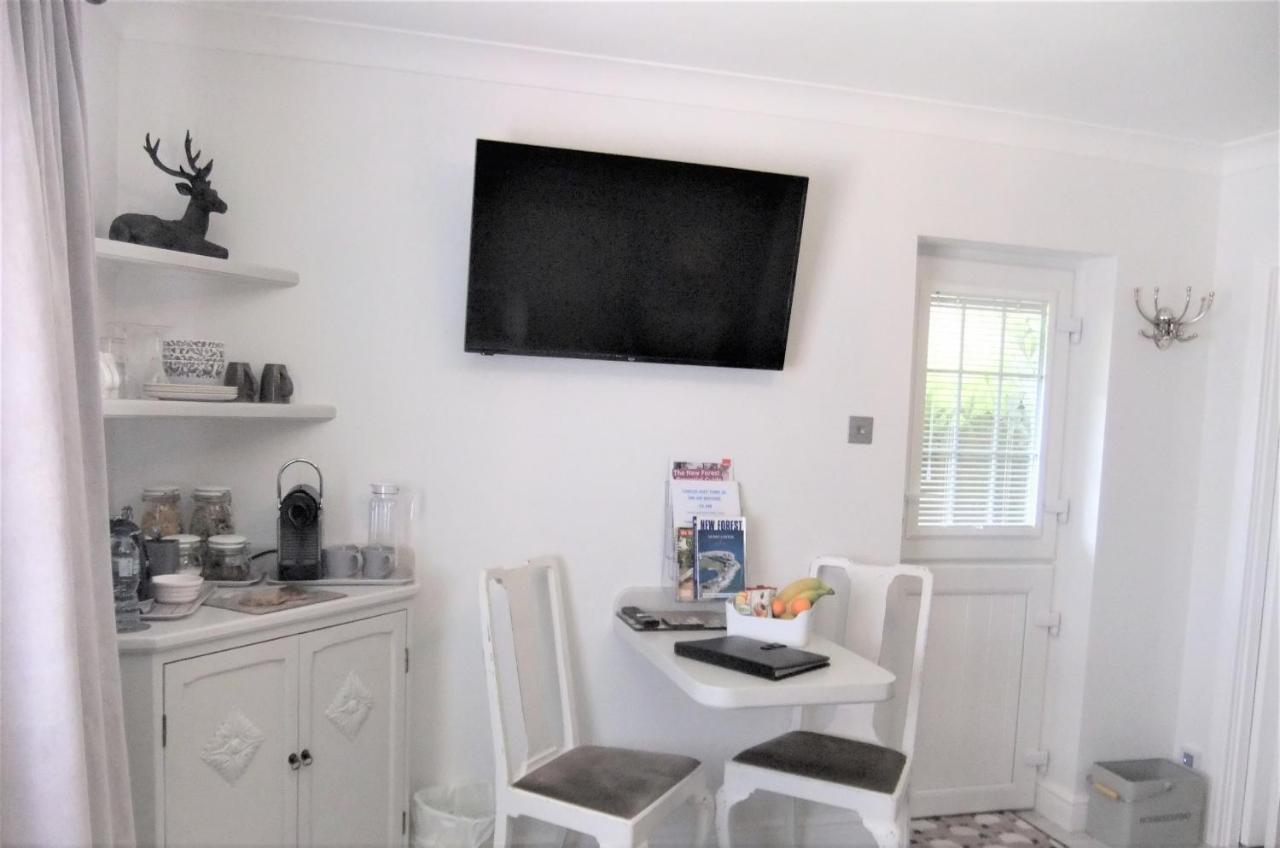 The Knightwood Oak A Luxury King Size En-Suite Space - Lymington New Forest With Totally Private Entrance - Key Box Entry - Free Parking & Private Outdoor Seating Area - Town ,Shops , Pubs & Solent Way Walking Distance & Complimentary Breakfast Items Bagian luar foto